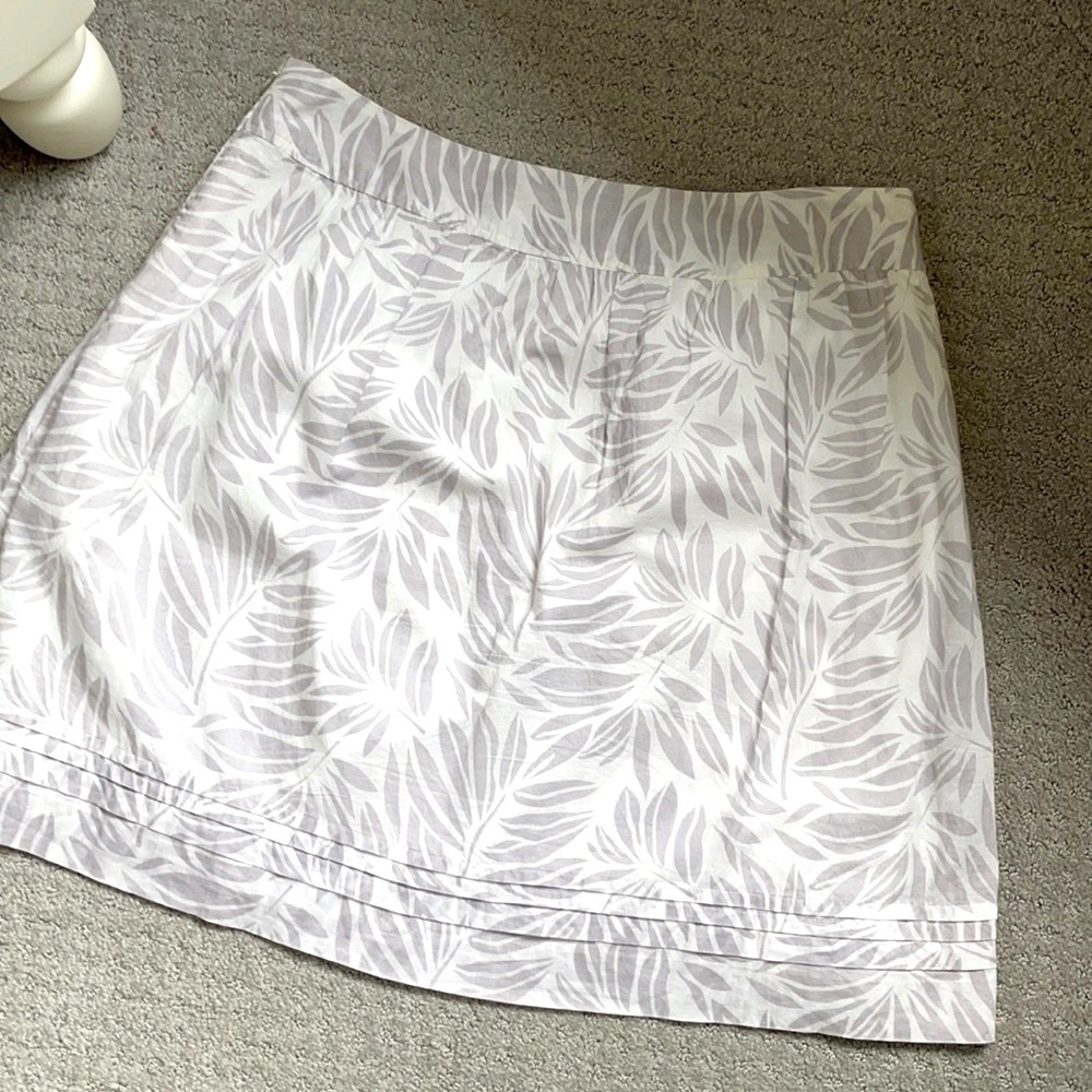 Loft size 6 lined gray/white pleated mini skirt - very sweet looking and…